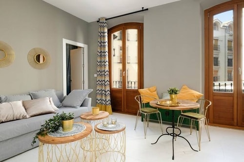 Apartamento con balcón junto a Plaza Nueva