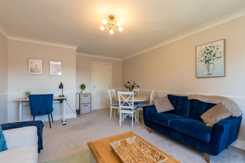 Cedar - Cosy 2 Bed Apartment Close to Town