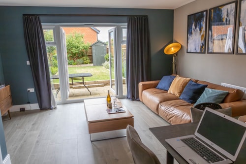 Bensons Hill - Stylish 2-Bed Home with Garden & Parking
