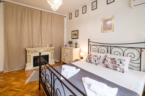 Aristocratic 2bdrm Top Center Apartment