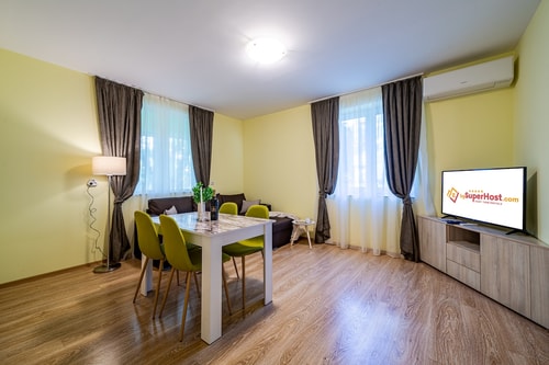 Sunny and Quiet 2bdr Central Apartment