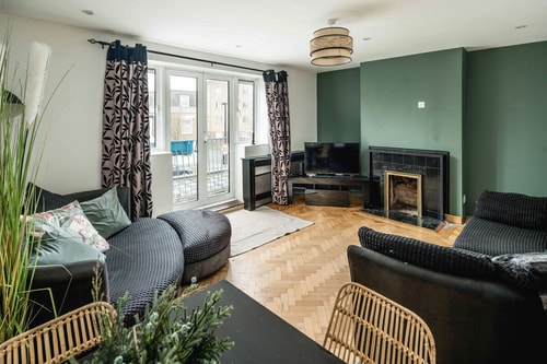 Spacious 3BR Flat with Balcony Near Tottenham Hale