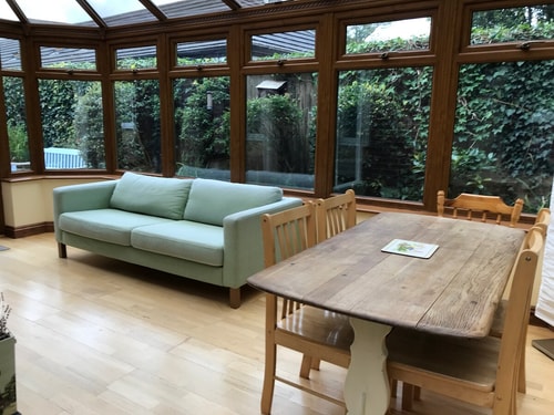 Lymington Courtyard: 4-Bed Modern Cottage Charm