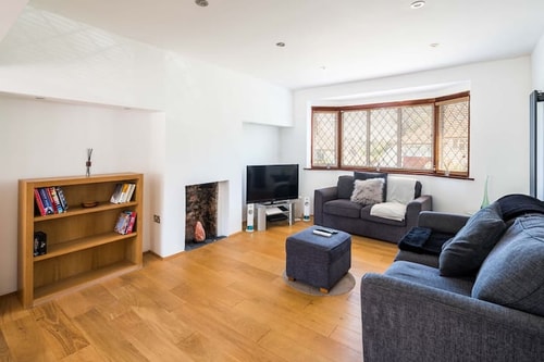 Elegant 2BD House with Garden and Decked Patio