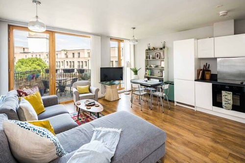 Shiny & Comfy stay with Underground links nearby!