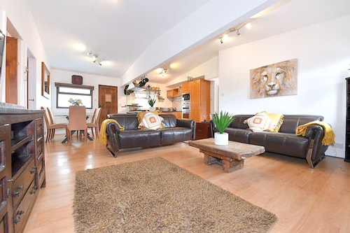 Gorgeous 3BD Cottage with Parking Nr Guildford