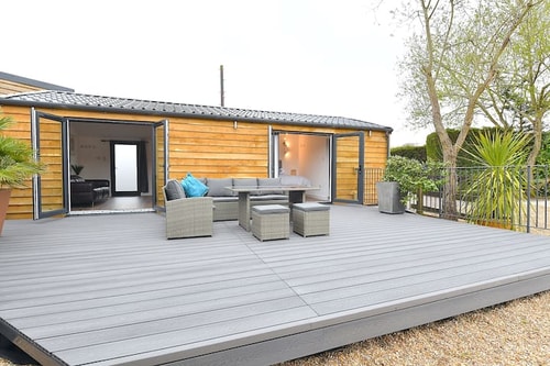 Cheerful 1BD Cottage with Parking Nr Guildford