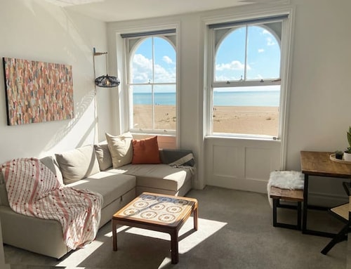Spacious 2BD Flat with Stunning Views Folkestone