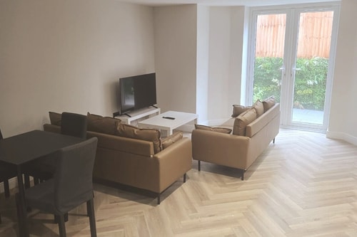 Charming 1-Bed Retreat with Patio: Cozy & Central