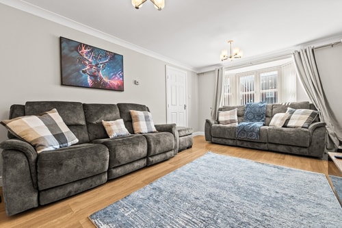 Polmont Haven: Spacious 4- Bedroom Retreat