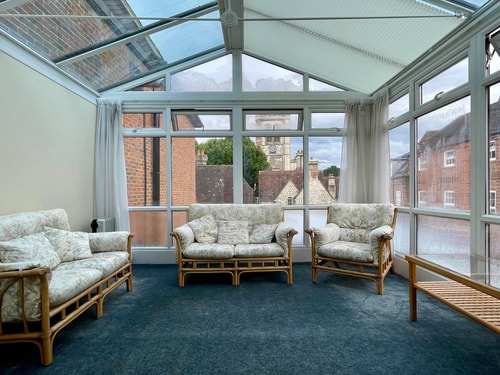 Farnham Haven: Unique Home with Courtyard