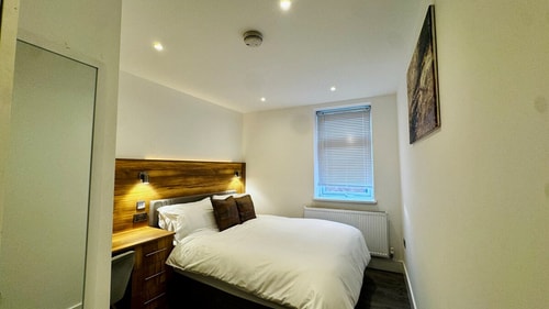 High Wycombe 1-Bed Apt: Modern & Central