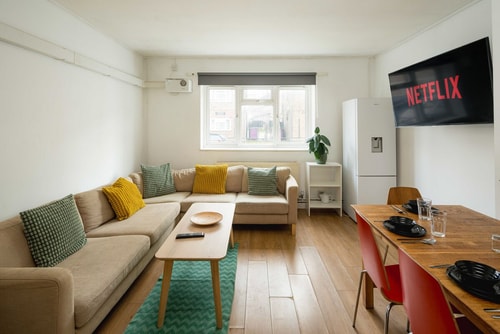 Spacious 4-Bedroom Apartment Near QMUL & Stations