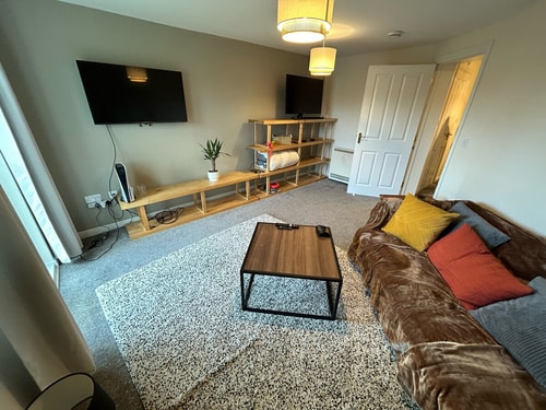 Spacious 2-Bedroom Flat Near Shops & Transport