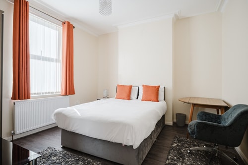 Spacious 6BD Retreat: Homely Comfort & Garden