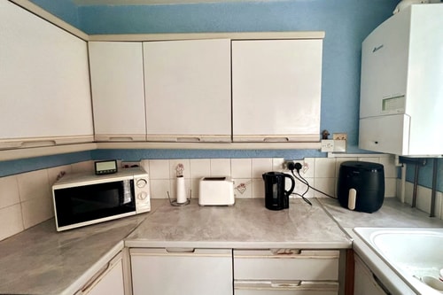 Oldham Bungalow Retreat: 2BD Peaceful Comfort 14 Hello Guest