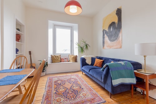 Edinburgh Castle Views! Stylish 2BD Flat, Sleeps 4 1 Hello Guest