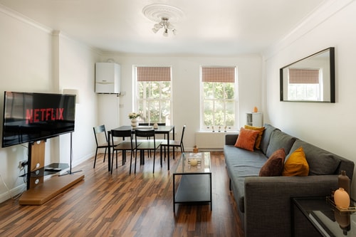 Bright Flat Near Shops & Dining