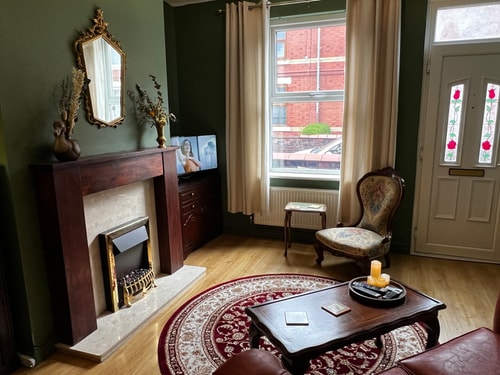 Robin’s Hollow: 2BD Home Near Wrexham AFC 1 Hello Guest