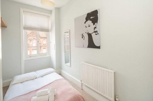 Elegant 2BD Flat with Views Near Barons Court 12 Hello Guest