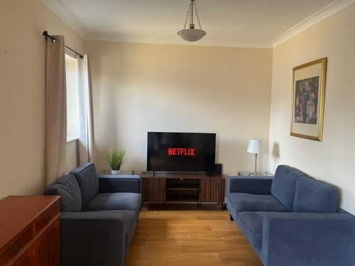 2BR Top Floor Apartment for 4 Near Canary Wharf