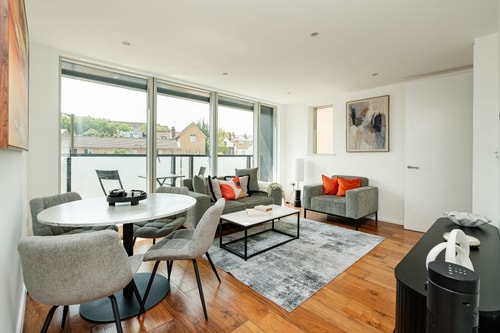 2BR Duplex with Balcony in Vibrant London