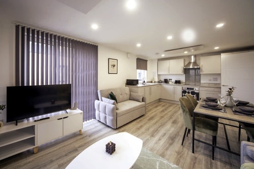 Stylish & Modern Flat 2 Min Walk to Ashford Outlet 8 Hello Guest