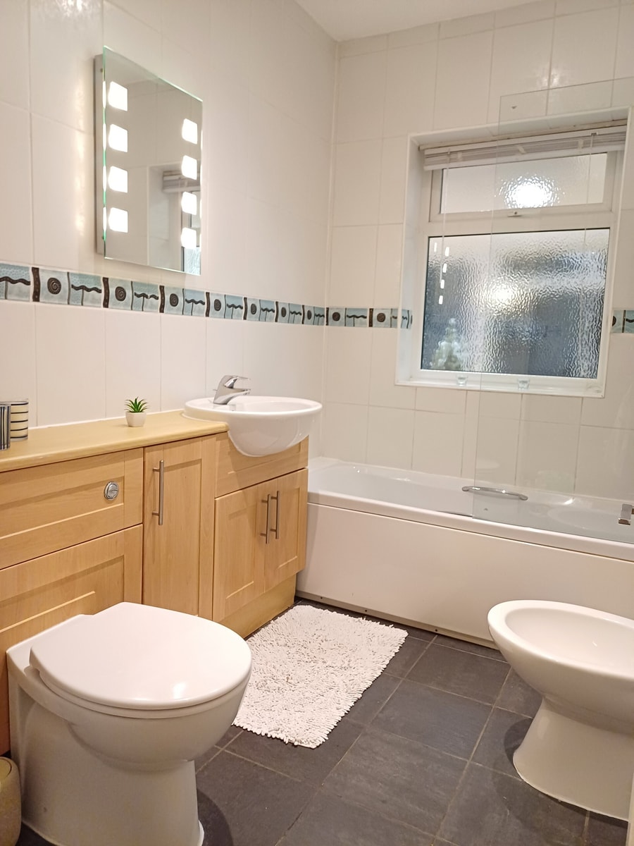 Charming 4B Bungalow w/ Garden Near Beach & Downs 24 Hello Guest