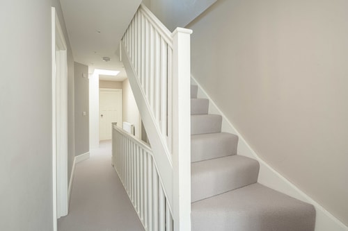 Stylish Crouch End 2B2B Flat - Sleeps 4 4 Hello Guest