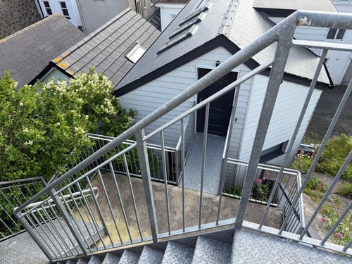 Modern Split-Level 2-Bed Apartment with Balcony 11 Hello Guest