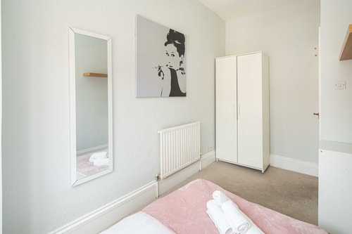 Elegant 2BD Flat with Views Near Barons Court 13 Hello Guest