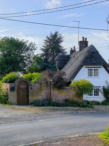 2BR Cottage for up to 2 adults, 2 children & dogs