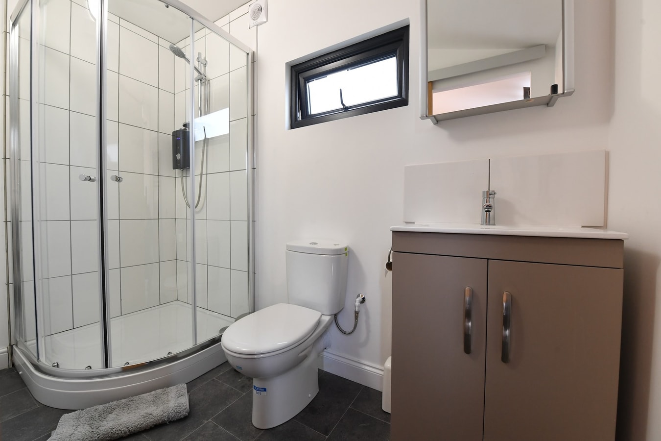 Cheerful 1BD Cottage with Parking Nr Guildford 7 Hello Guest