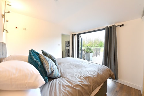 Cheerful 1BD Cottage with Parking Nr Guildford 6 Hello Guest