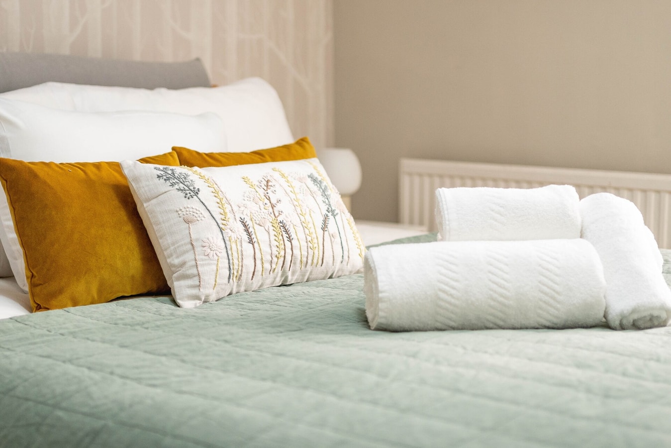 Serene Garden Flat - Steps from Tower Bridge 10 Hello Guest