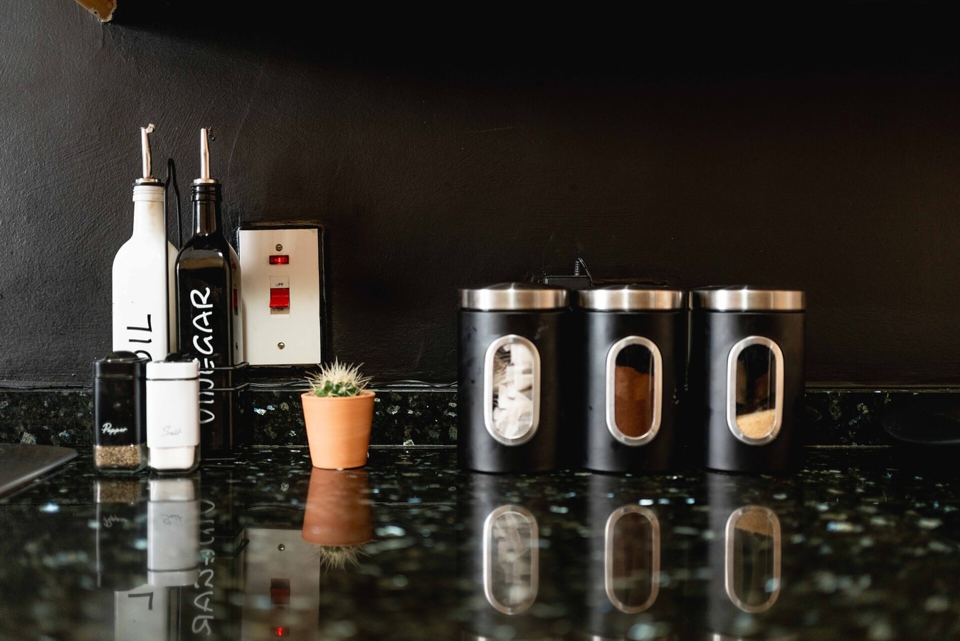 Serene Garden Flat - Steps from Tower Bridge 12 Hello Guest