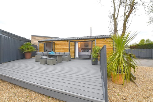 Cheerful 1BD Cottage with Parking Nr Guildford 3 Hello Guest