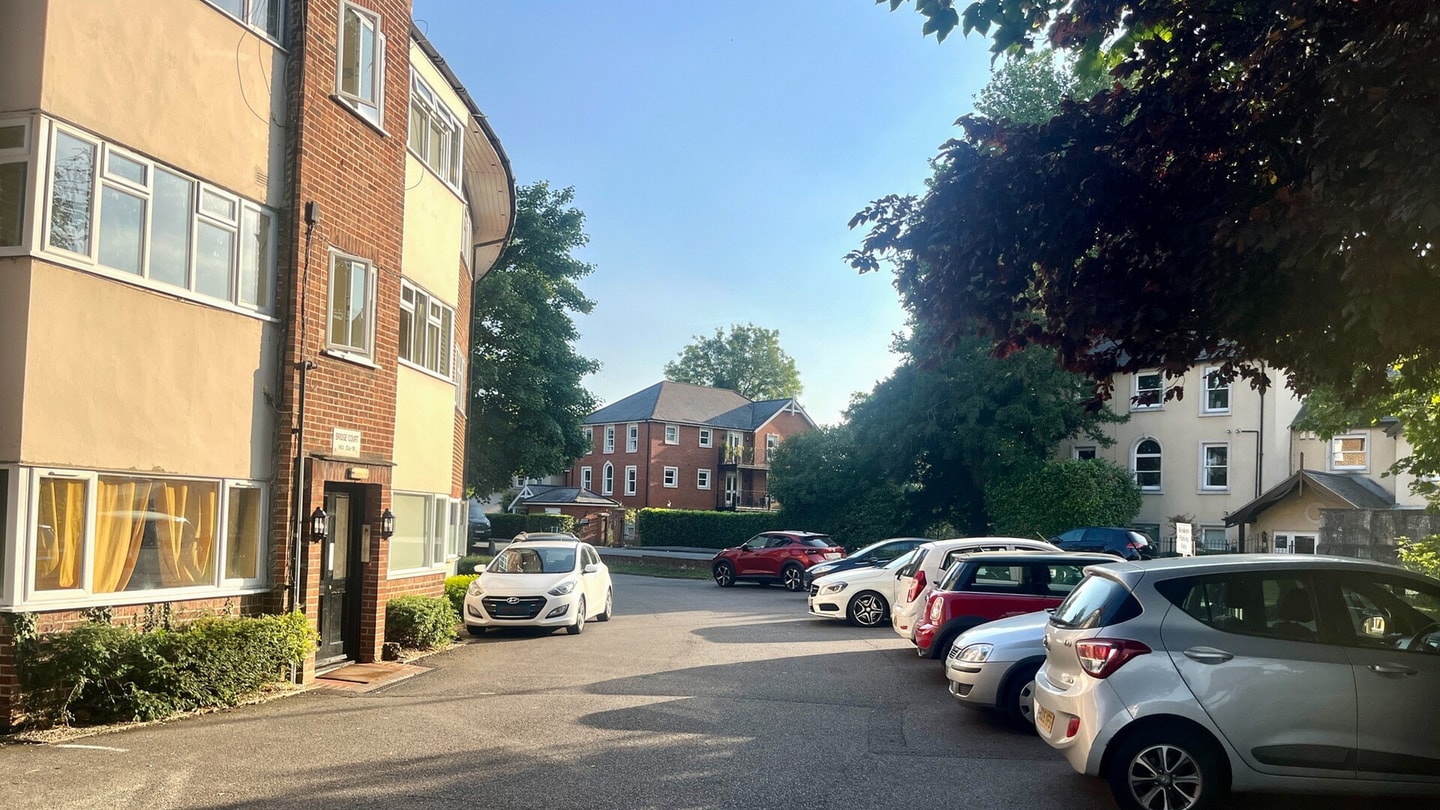 Modern 1 Bedroom Apt in Maidenhead nr River Thames 8 Hello Guest