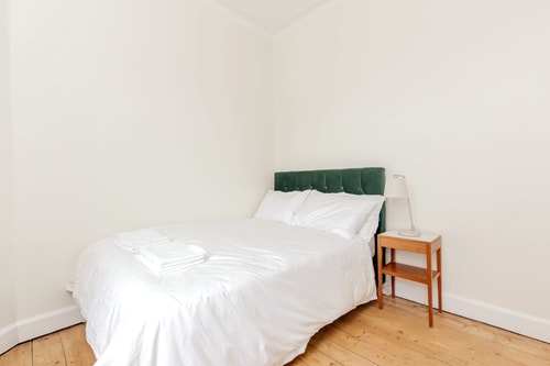 Edinburgh Castle Views! Stylish 2BD Flat, Sleeps 4 13 Hello Guest