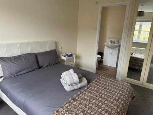 Modern 3-Bed Home Near Heathrow with Garden