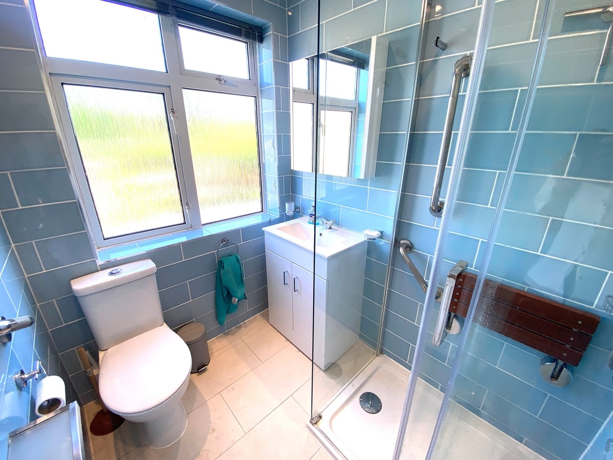 Cozy 3BD Retreat in London 15 Hello Guest