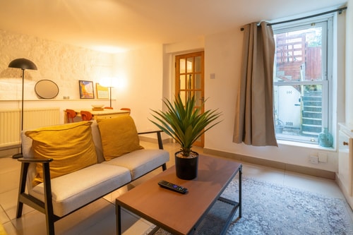 Private 1BD Flat near Gloucester Docks 18 Hello Guest