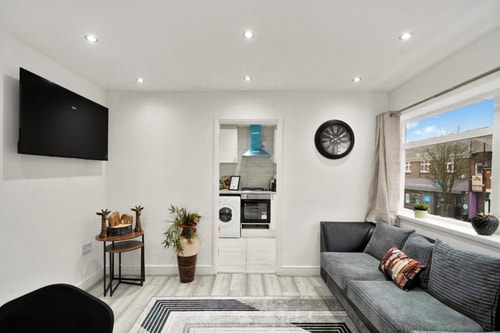 Comfortable Four-Bedroom Stay with Balcony