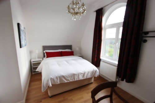 Immaculate 4BD Family Home in Lee on the Solent 18 Hello Guest