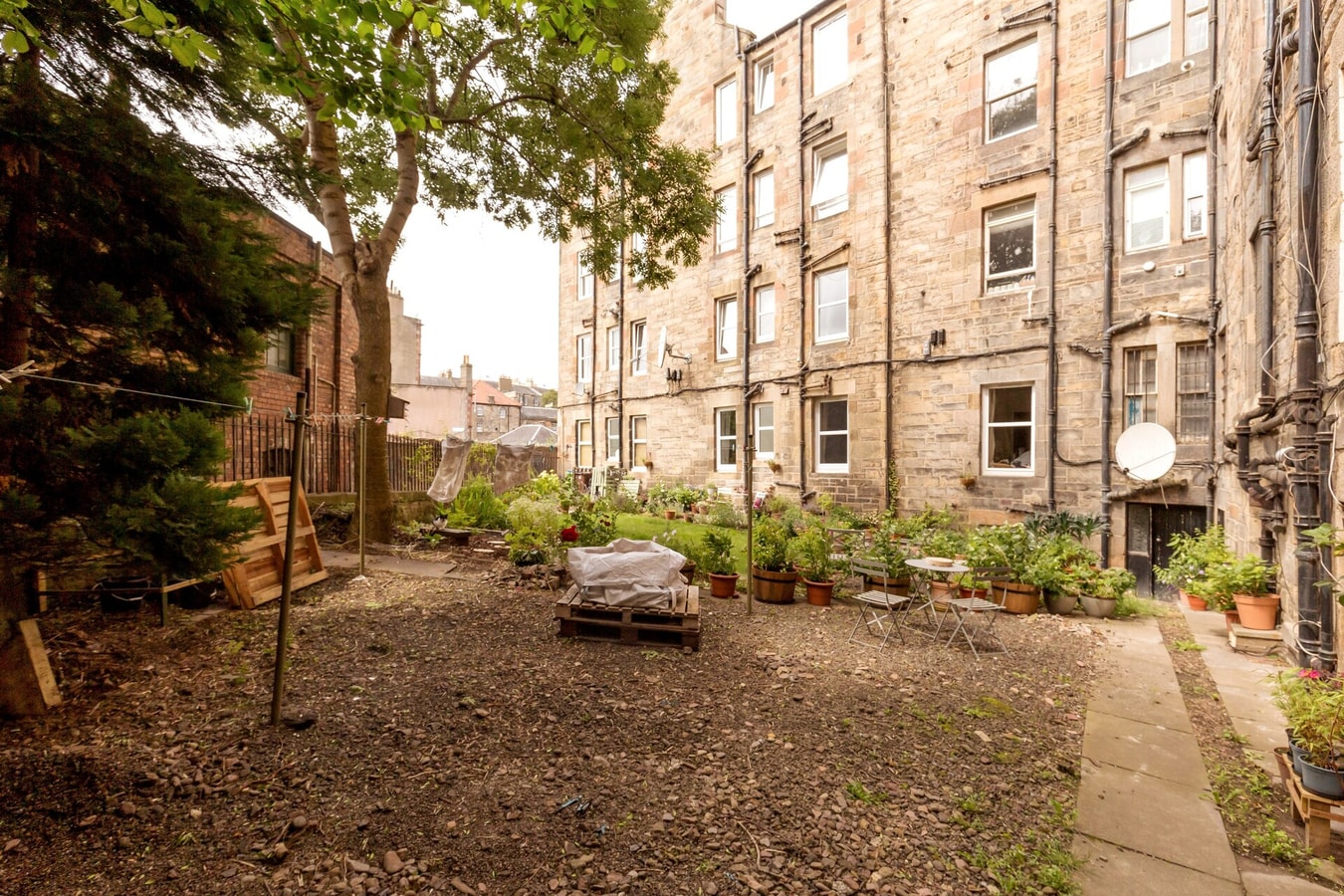 Edinburgh Castle Views! Stylish 2BD Flat, Sleeps 4 gallery image 18