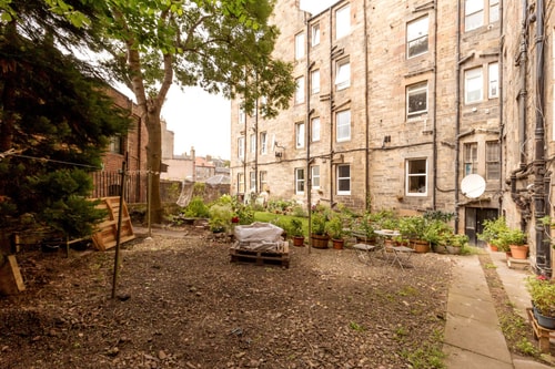 Edinburgh Castle Views! Stylish 2BD Flat, Sleeps 4 17 Hello Guest