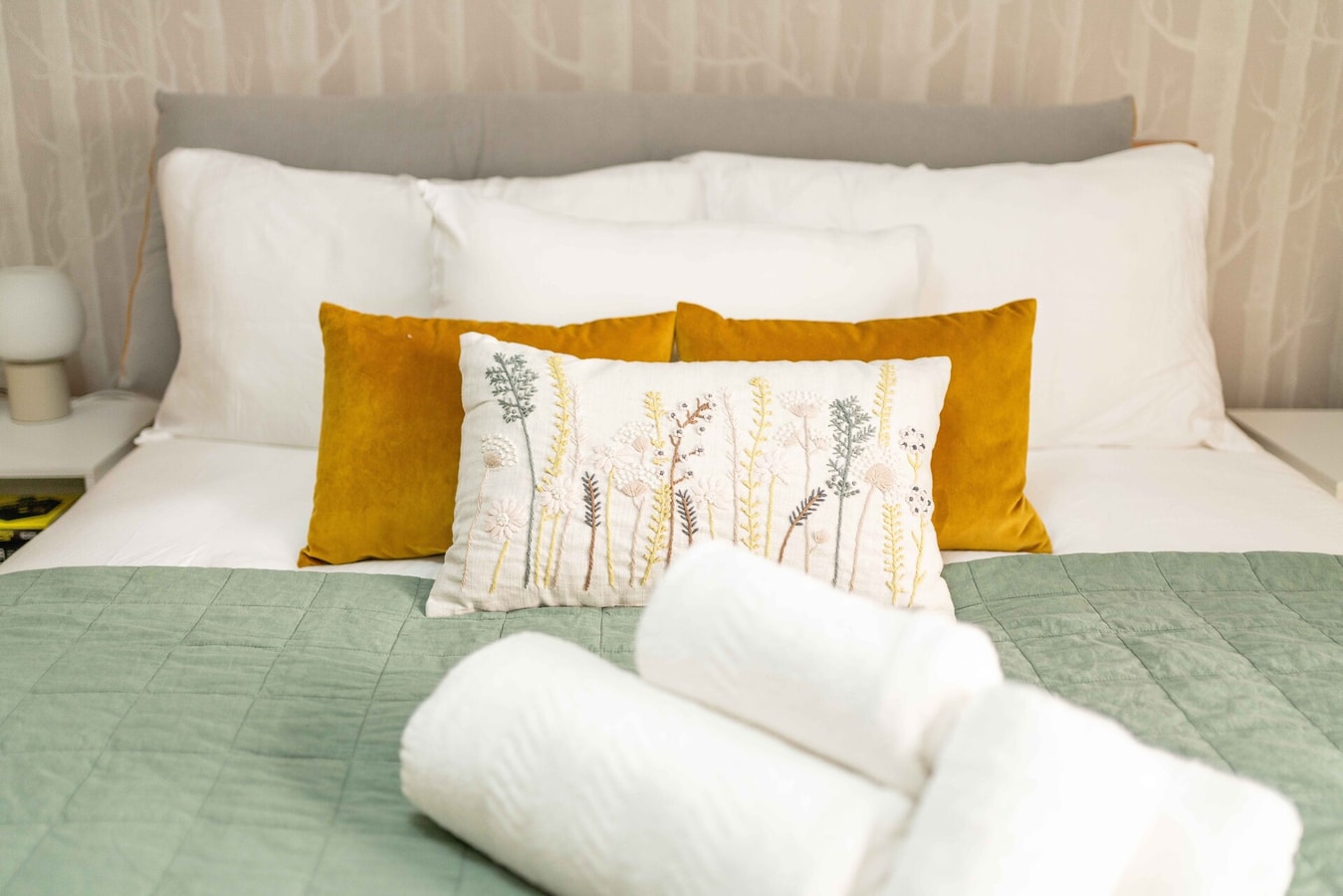 Serene Garden Flat - Steps from Tower Bridge 9 Hello Guest