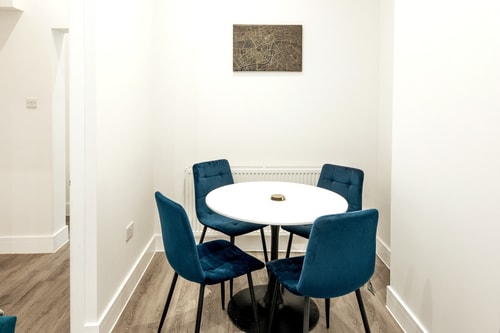 Modern 2B Home with Private Backyard & Fast WiFi 3 Hello Guest