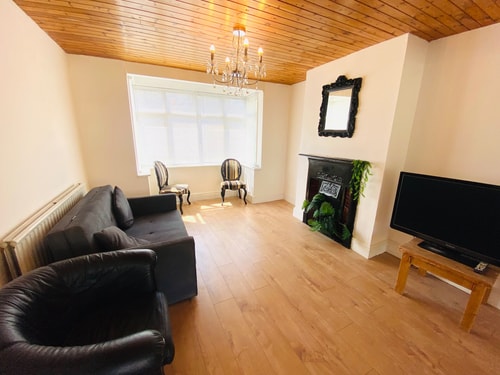 Cozy 3BD Retreat in London 0 Hello Guest