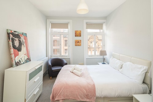 Elegant 2BD Flat with Views Near Barons Court 4 Hello Guest